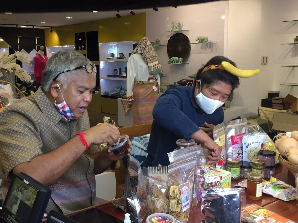 พช.เปิดเฟซบุ๊กไลฟ์ให้สั่งสินค้าโอทอปผ่านออนไลน์