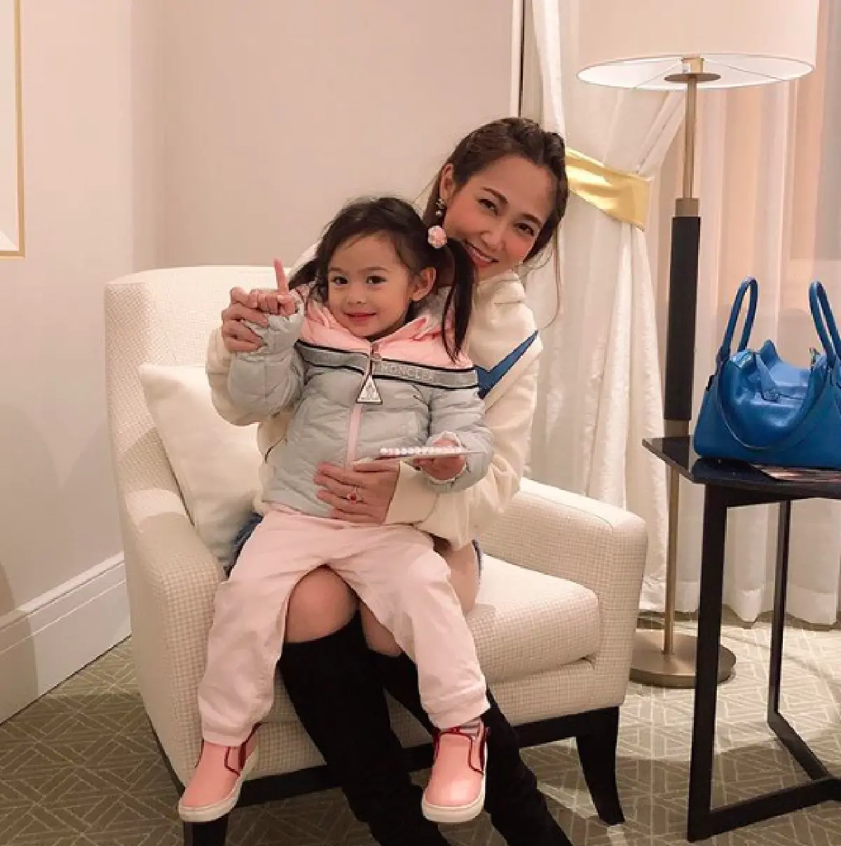 พิษโควิด-19 “ไฮโซน้ำหวาน” แยกกันอยู่กับ “นาวิน ต้าร์” เครียดหาห้องพักหลังคลอดไม่ได้ 