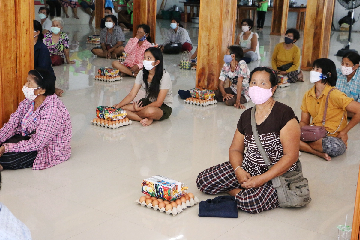 ครอบครัว"ภัทรประสิทธิ์"ลงขันซื้อไข่ไก่-บะหมี่สำเร็จรูปตะเวนแจกทั่วเมือง