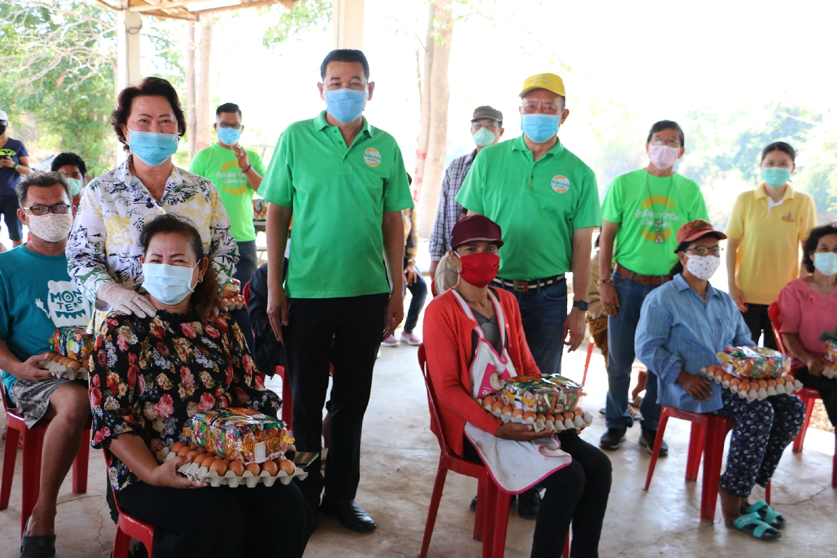 ครอบครัว"ภัทรประสิทธิ์"ลงขันซื้อไข่ไก่-บะหมี่สำเร็จรูปตะเวนแจกทั่วเมือง