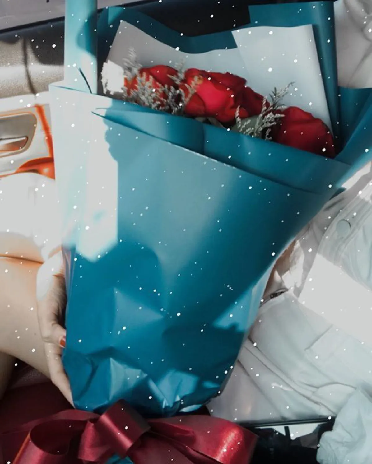 ยังไงแม่!? "แพท ณปภา" โพสต์ภาพช่อดอกกุหลาบ แต่ดันบอก "โสด"