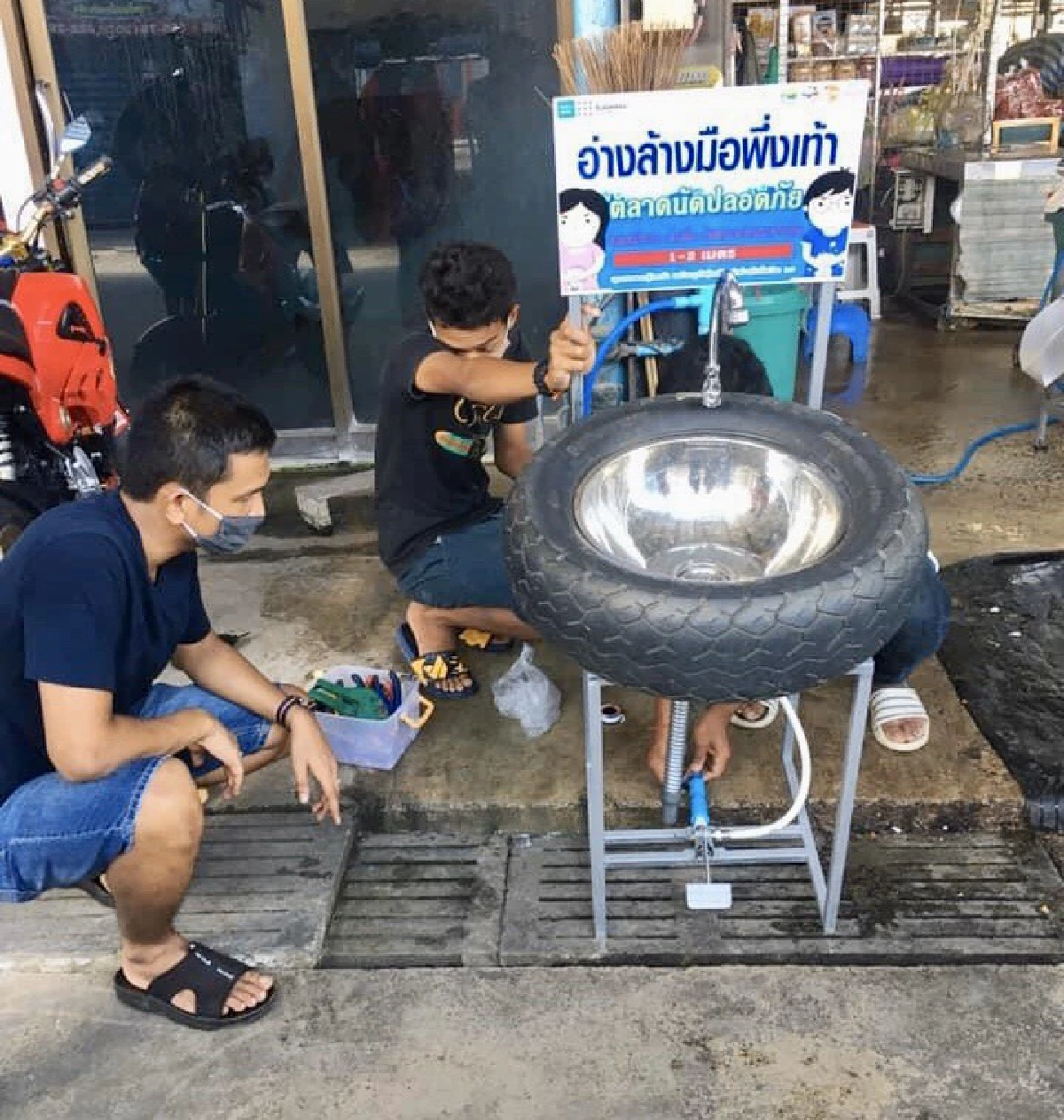 เด็กช่างผลิตอ่างล้างมือแบบเท้าเหยียบป้องกันโควิด-19