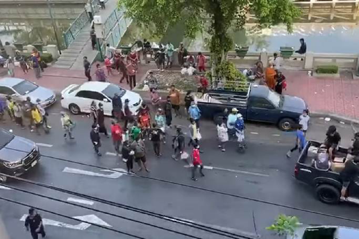 ตร.แนะคนใจบุญแจ้งเจ้าหน้าที่ก่อนแจกของ เพื่อจัดพื้นที่ป้องกันการระบาด ตร.แนะคนใจบุญแจ้งเจ้าหน้าที่ก่อนแจกของ เพื่อจัดพื้นที่ป้องกันการระบาด