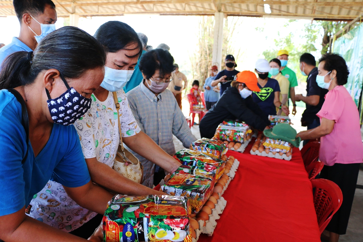 ครอบครัว"ภัทรประสิทธิ์"ลงขันซื้อไข่ไก่-บะหมี่สำเร็จรูปตะเวนแจกทั่วเมือง