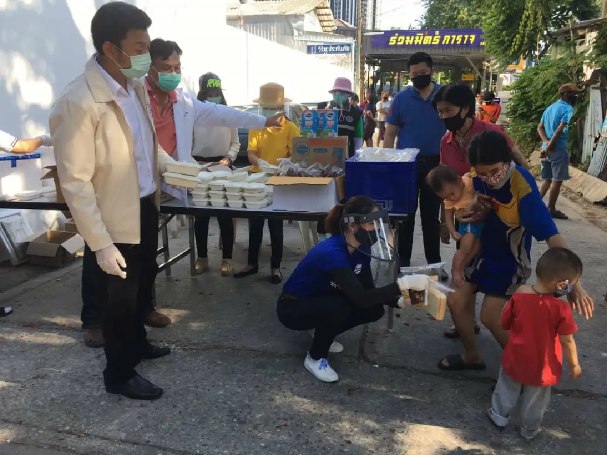 พปชร.มอบสิ่งของให้ผู้ได้รับผลกระทบโควิดบริเวณริมทางรถไฟสายใต้