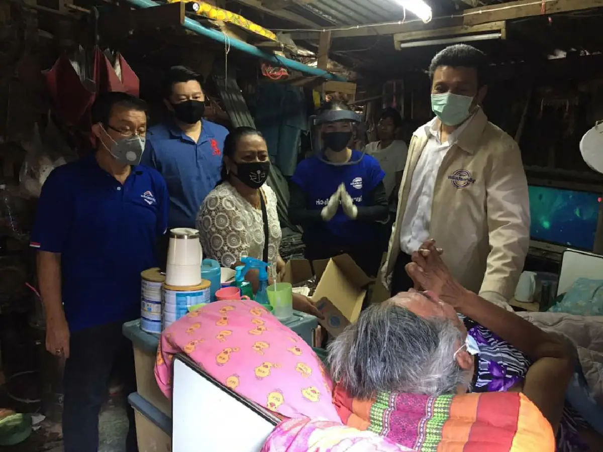 พปชร.มอบสิ่งของให้ผู้ได้รับผลกระทบโควิดบริเวณริมทางรถไฟสายใต้