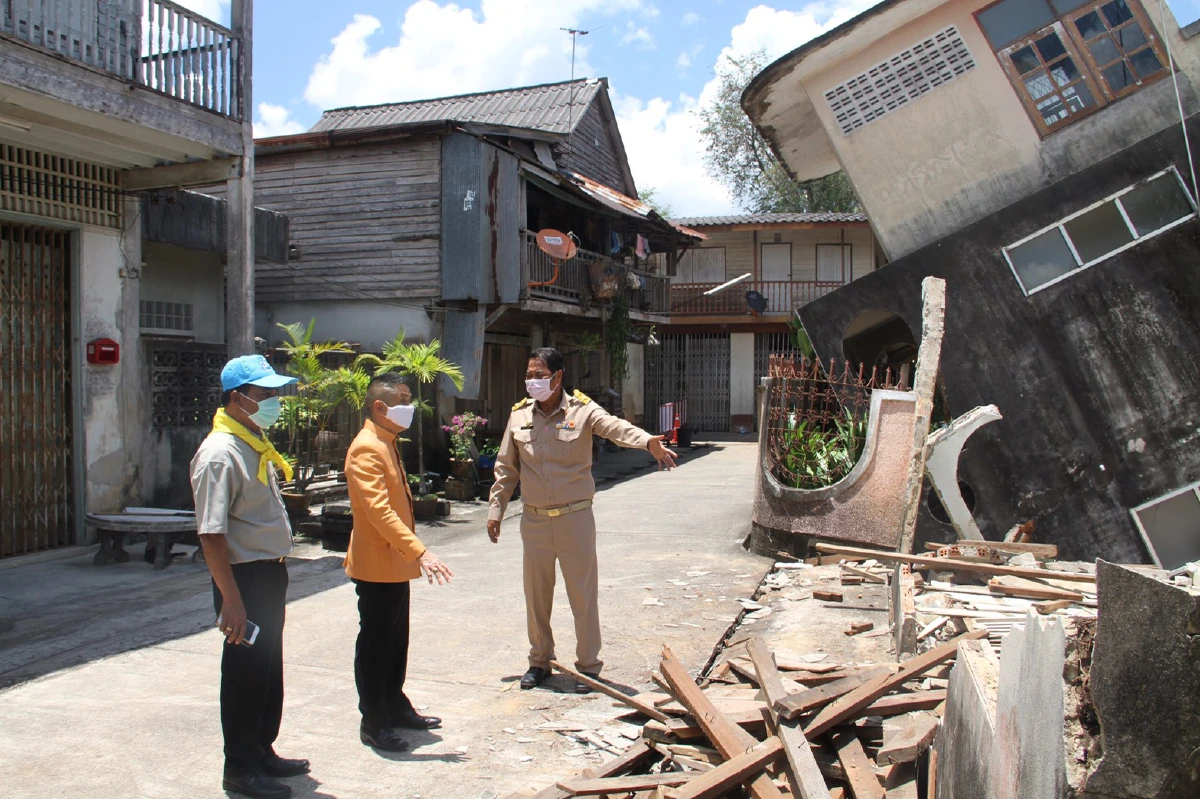 เอียงกระเท่เร่! บ้านทรุด 3 หลังรวดในชุมชนตลาดล่างเทศบาลชะอวด