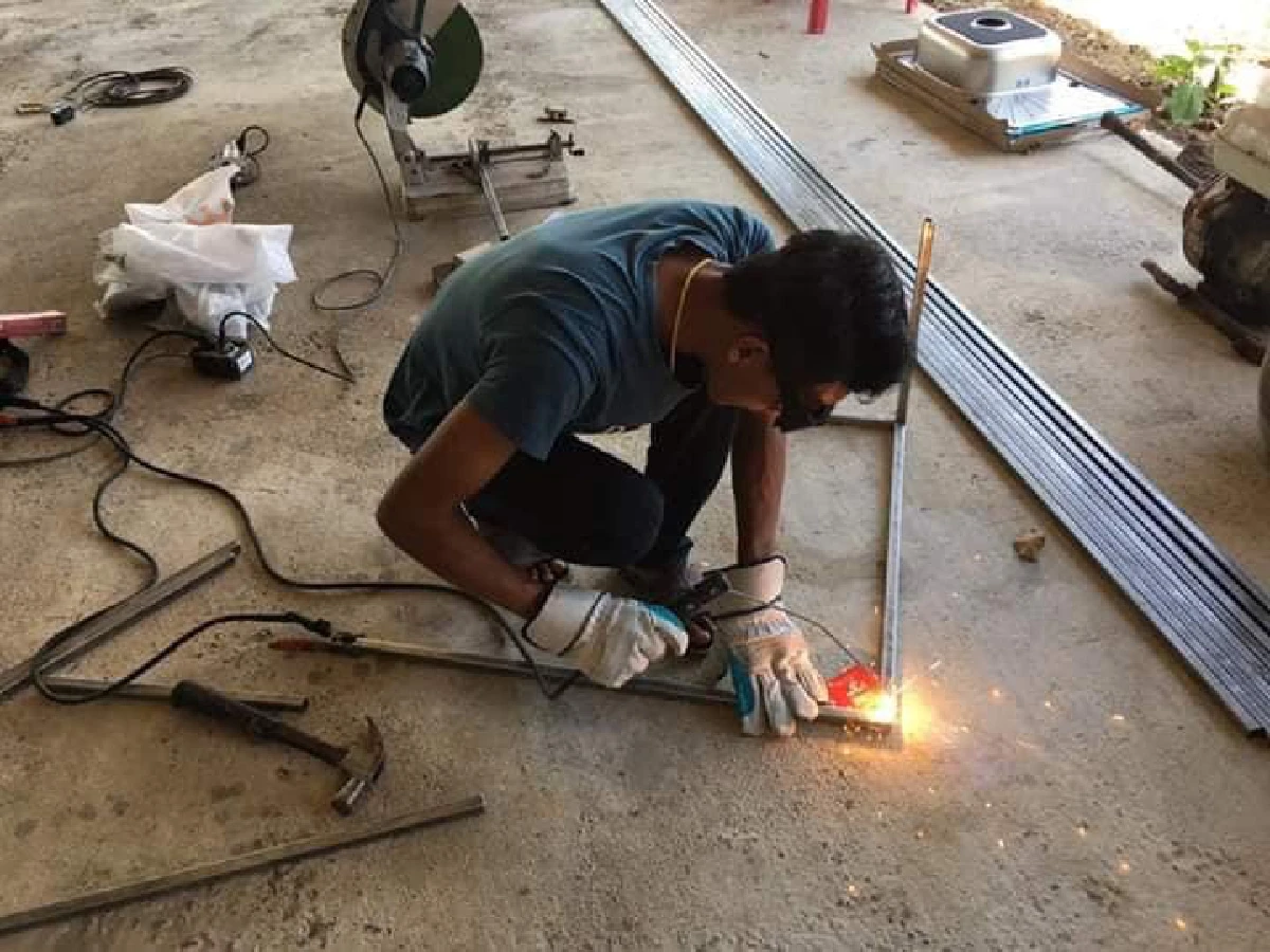 เด็กช่างผลิตอ่างล้างมือแบบเท้าเหยียบป้องกันโควิด-19