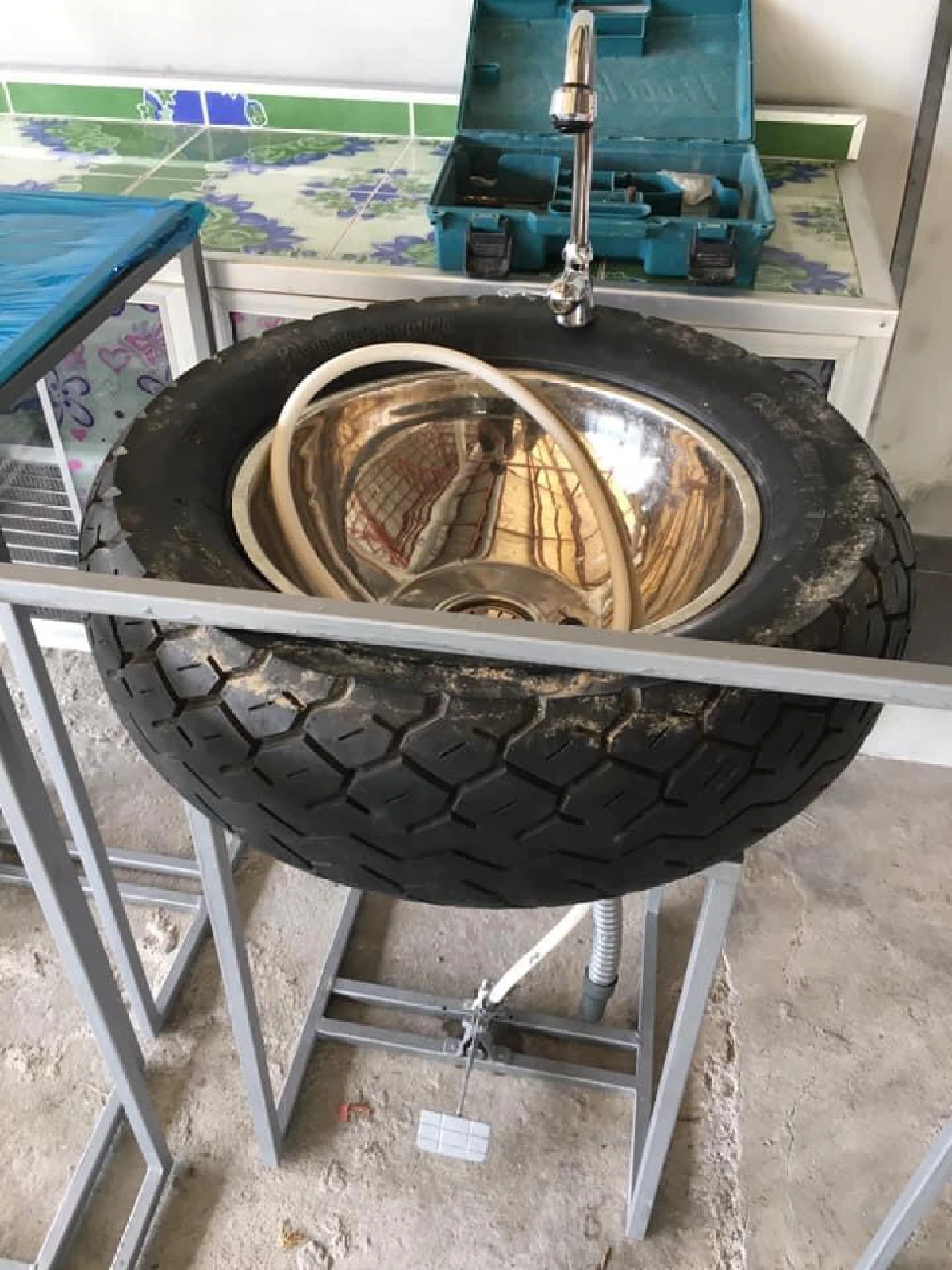 เด็กช่างผลิตอ่างล้างมือแบบเท้าเหยียบป้องกันโควิด-19