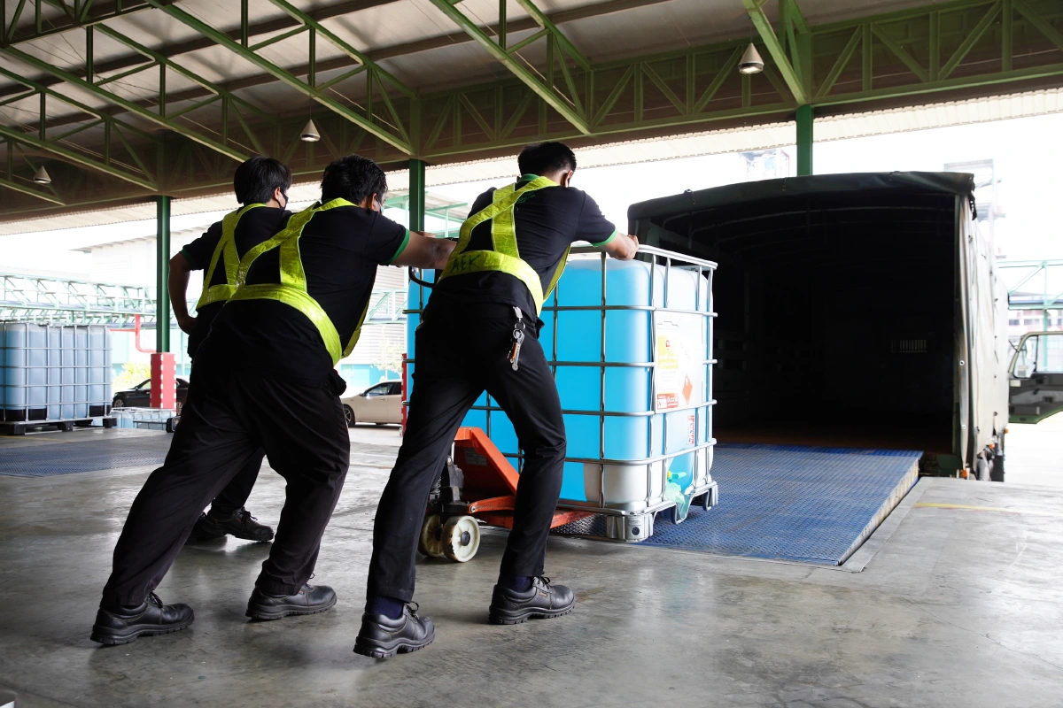 กลุ่มบริษัท คาราบาวแดง มอบเอทานอล 10,000 ลิตร ชุด PPE แว่นตานิรภัย หน้ากาก N95  ให้ ม.สงขลานครินทร์ แจกจ่าย รพ. 5 จังหวัดชายแดนใต้