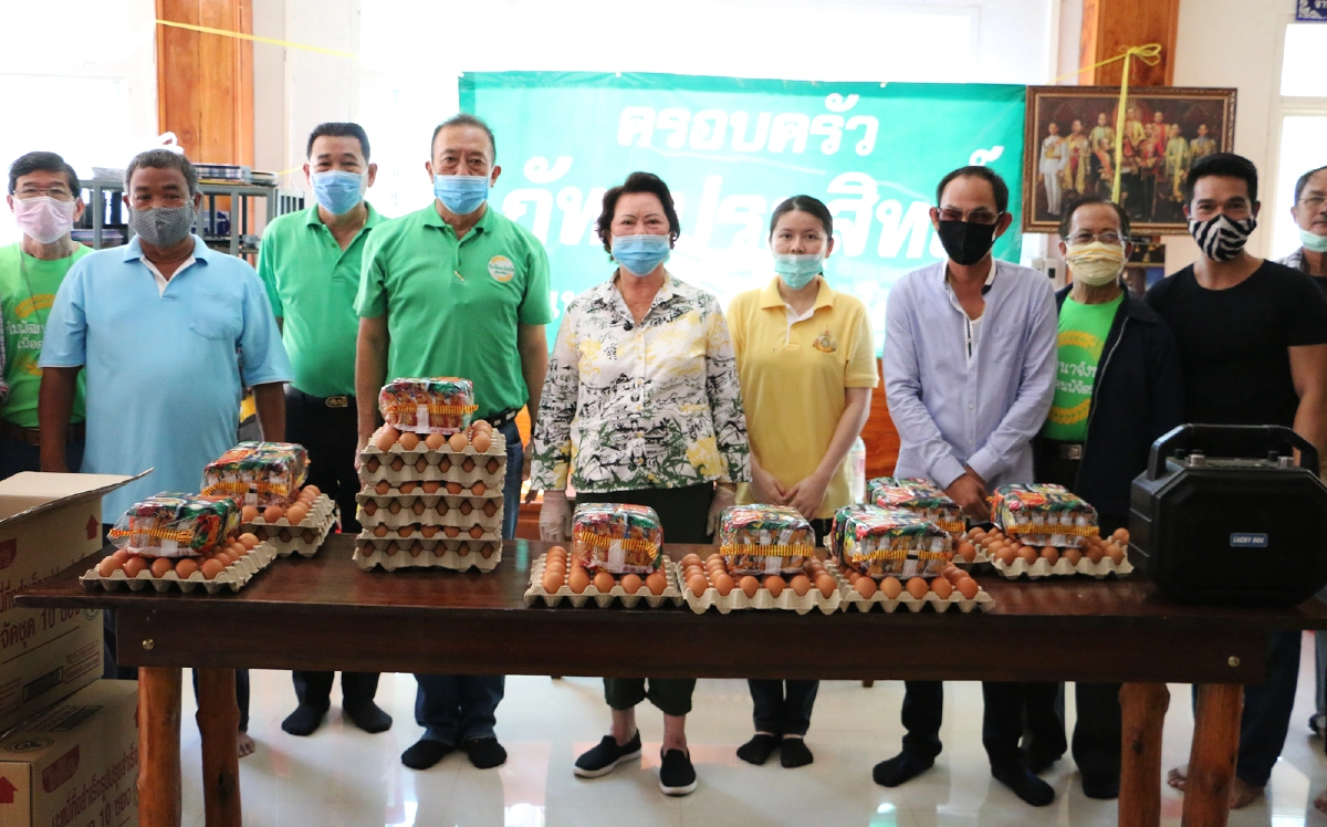 ครอบครัว"ภัทรประสิทธิ์"ลงขันซื้อไข่ไก่-บะหมี่สำเร็จรูปตะเวนแจกทั่วเมือง