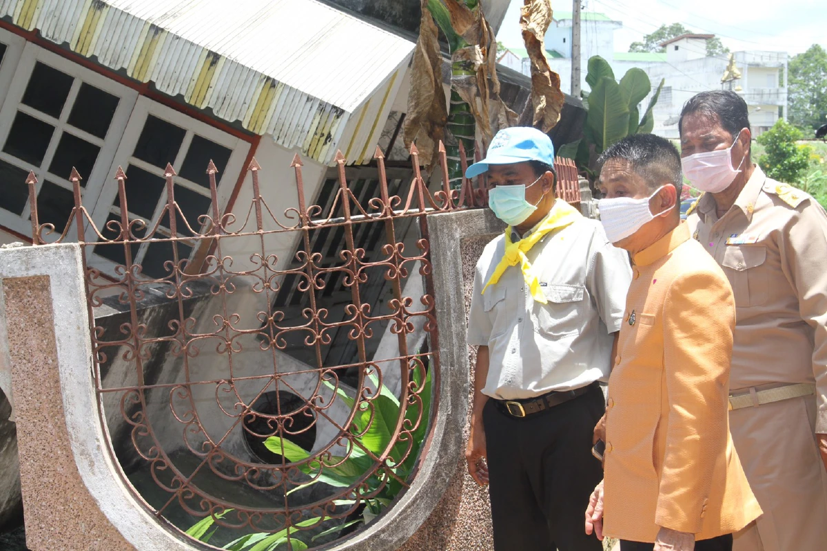 เอียงกระเท่เร่! บ้านทรุด 3 หลังรวดในชุมชนตลาดล่างเทศบาลชะอวด