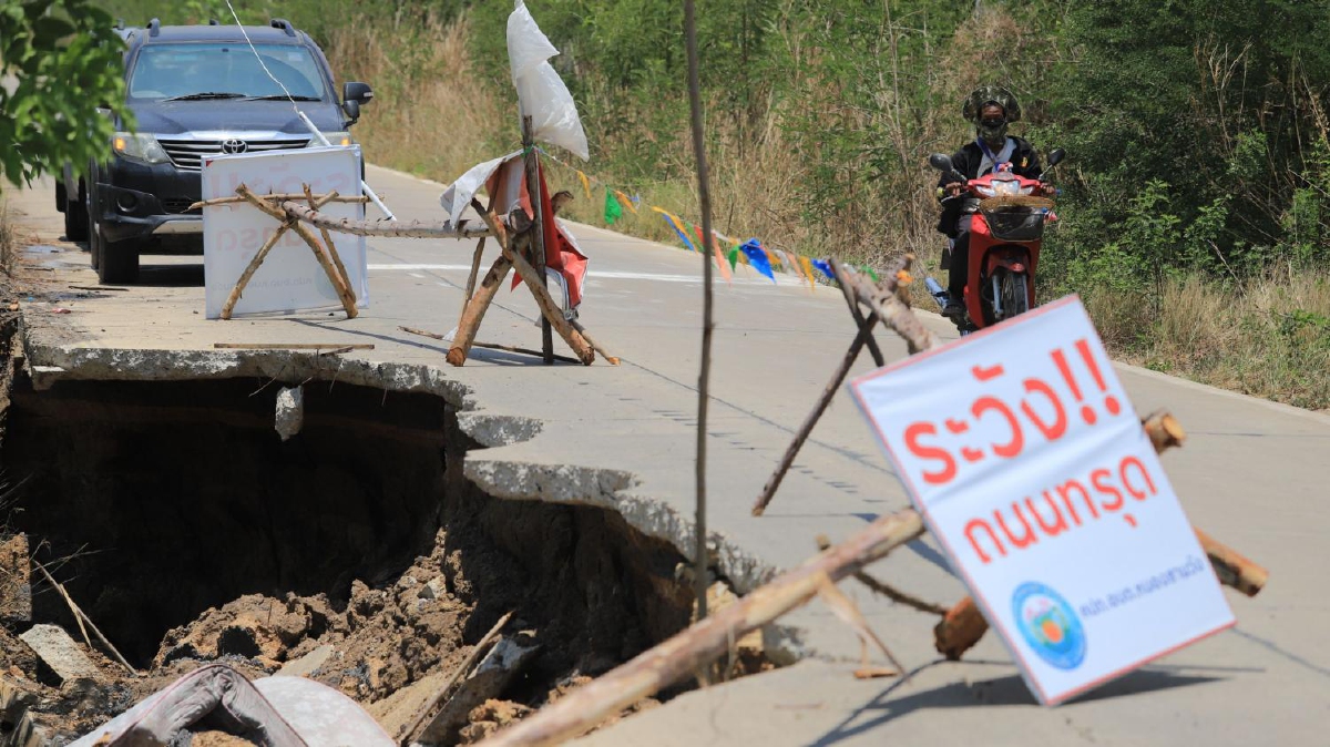อบจ.ปทุมฯสั่งเร่งซ่อมถนนเลียบคลองทรุดตัวพังยาวกว่า 100 เมตร อบจ.ปทุมฯสั่งเร่งซ่อมถนนเลียบคลองทรุดตัวพังยาวกว่า 100 เมตร