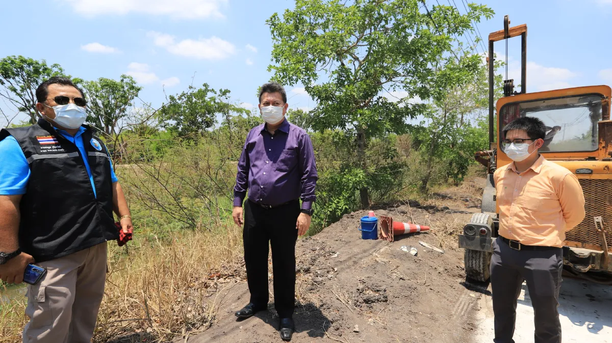 อบจ.ปทุมฯสั่งเร่งซ่อมถนนเลียบคลองทรุดตัวพังยาวกว่า 100 เมตร