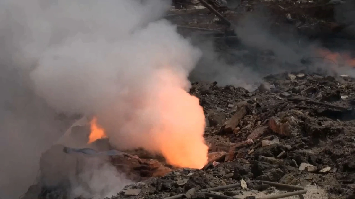 ระทึก!ไฟปริศนาลุกจากใต้ดินโดนน้ำยิ่งลุกโชนพร้อมเสียงระเบิด