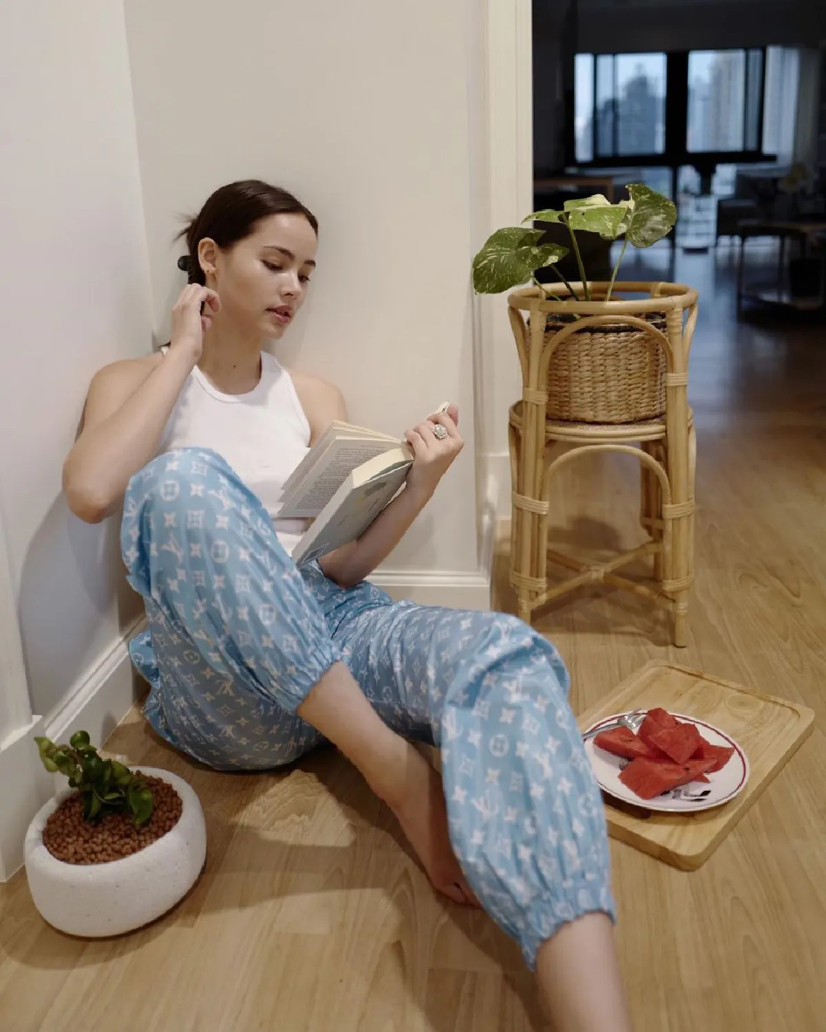 อยู่บ้านแบบสวยๆกับ ญาญ่า อุรัสยา ถ่ายรูปเล่นในวันสบายๆช่วงกักตัว