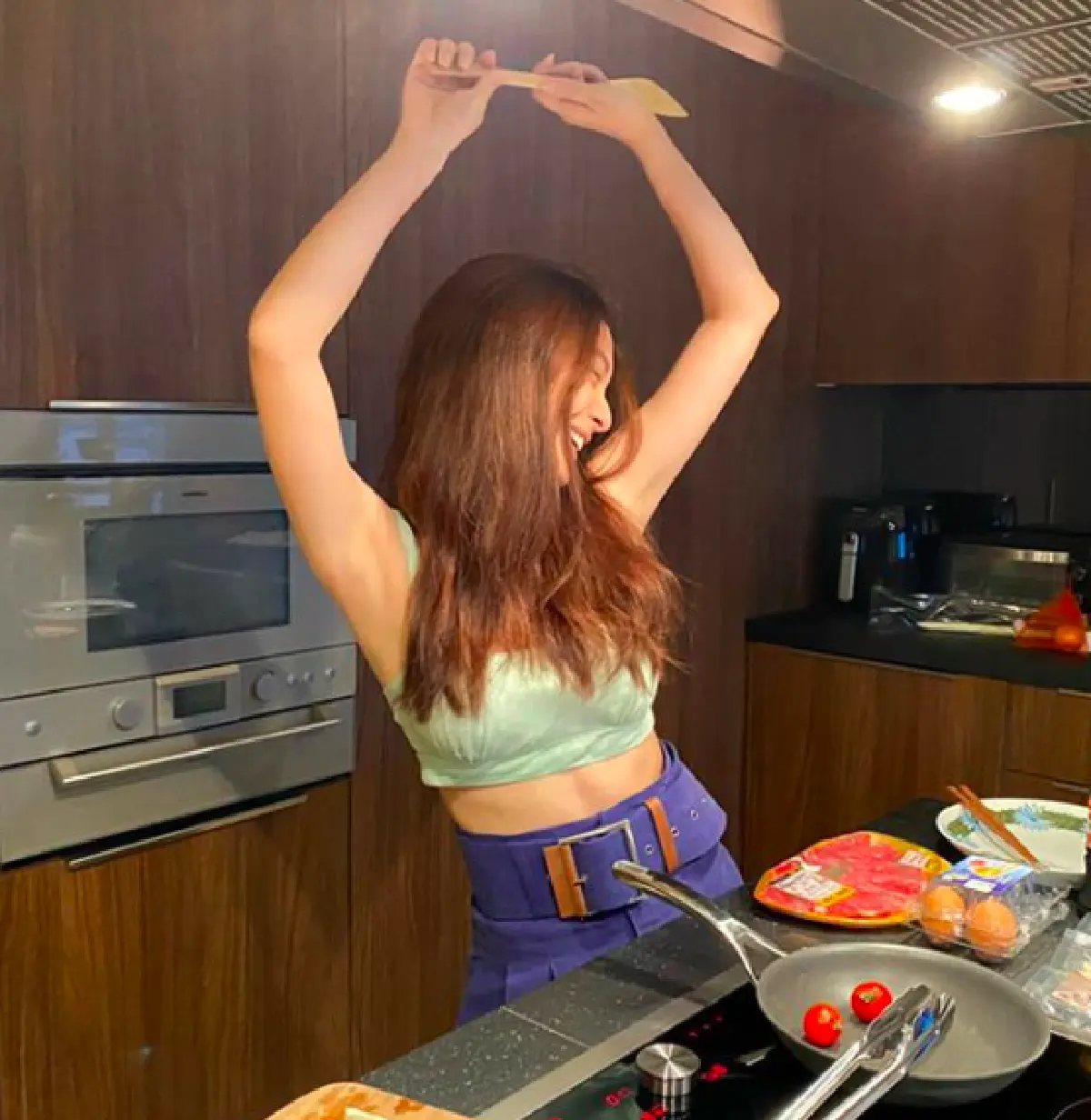 "มิว นิษฐา" ยังคงสดใสน่ารักในช่วงเก็บตัวอยู่บ้าน 