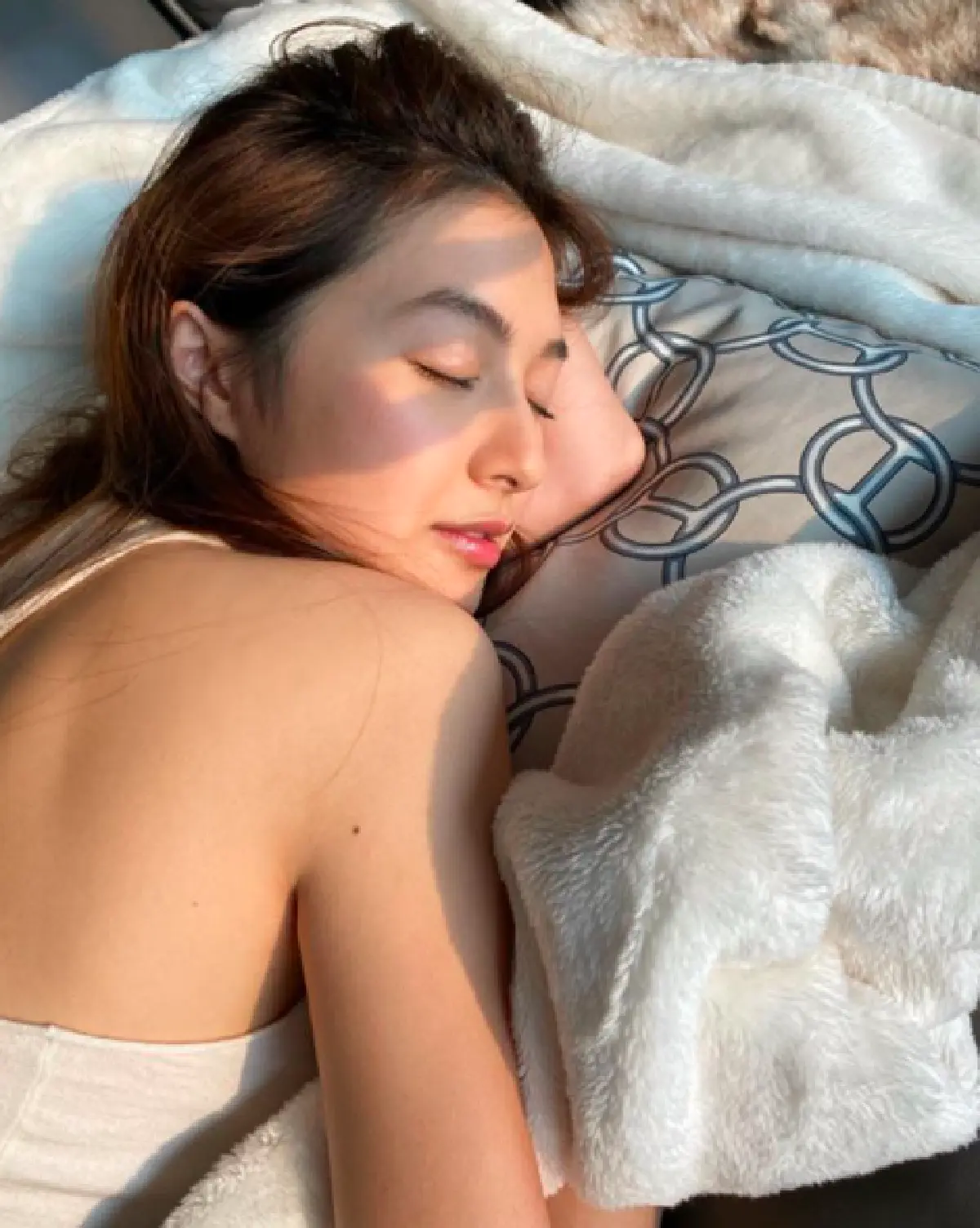 "มิว นิษฐา" ยังคงสดใสน่ารักในช่วงเก็บตัวอยู่บ้าน 