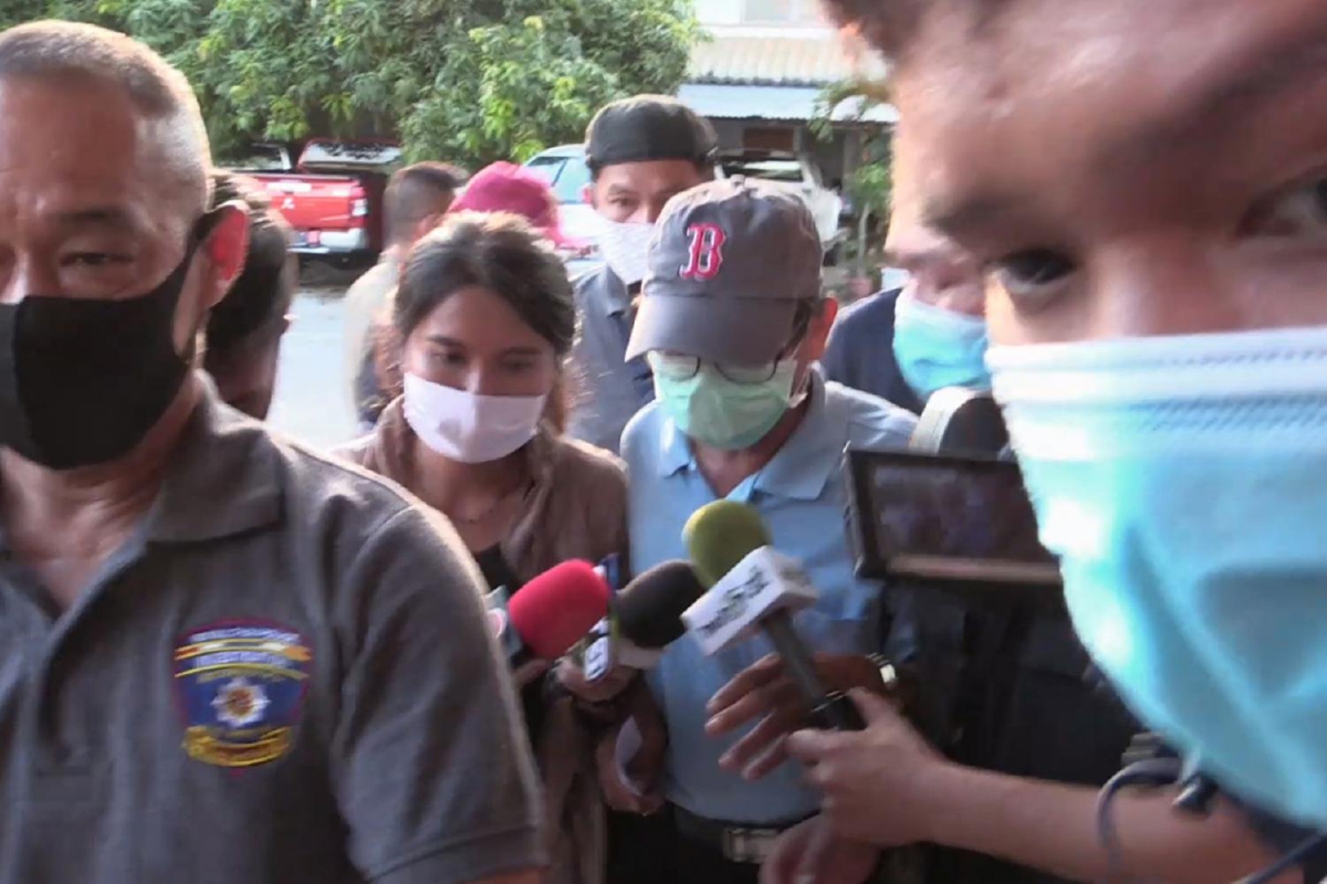 ผอ.คลิปฉาวลวนลามนร.หญิงโผล่มอบตัวปฎิเสธข้อกล่าวหา ผอ.คลิปฉาวลวนลามนร.หญิงโผล่มอบตัวปฎิเสธข้อกล่าวหา