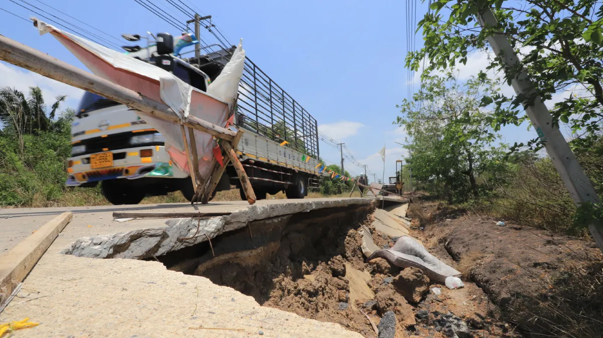 อบจ.ปทุมฯสั่งเร่งซ่อมถนนเลียบคลองทรุดตัวพังยาวกว่า 100 เมตร