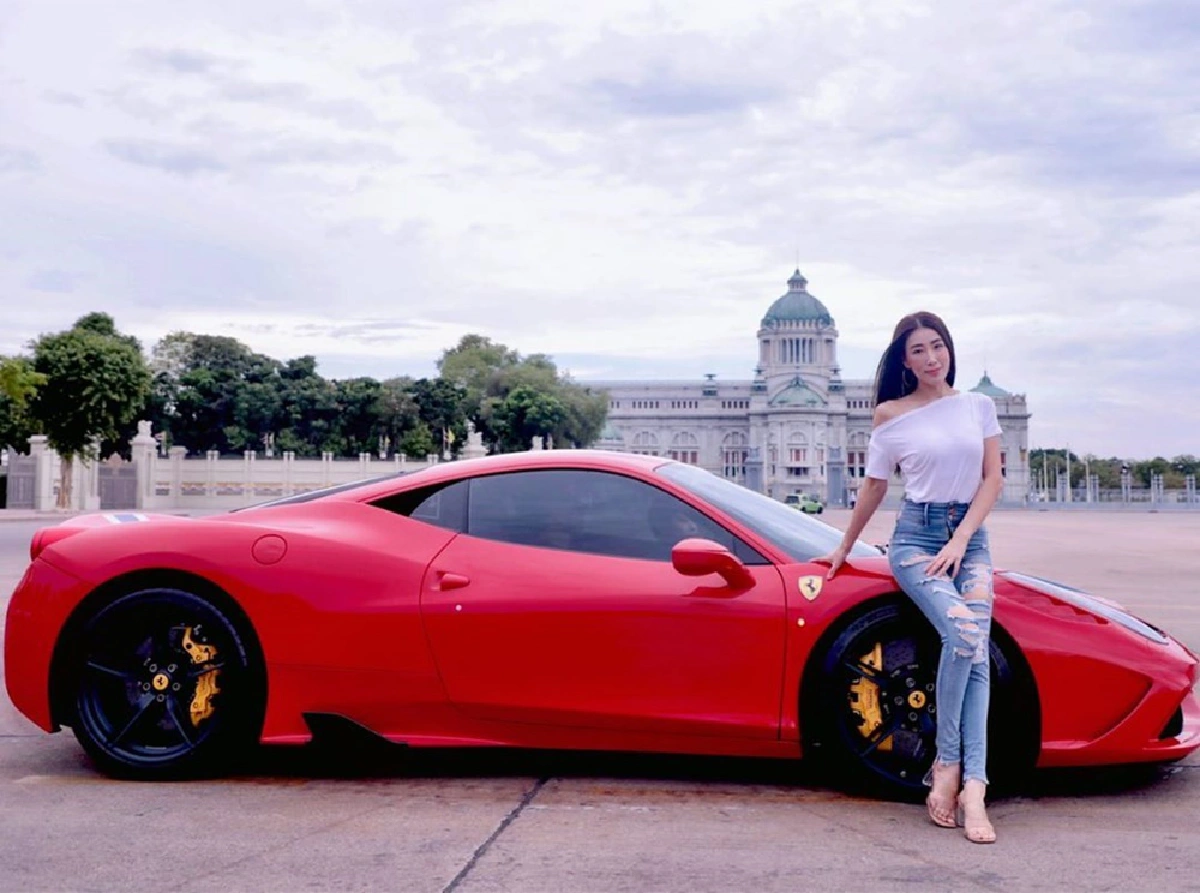 เอิร์น จิรวรรณ แท็กทีมสามีขับสปอร์ตคาร์ พาลูกๆนั่งรถเล่นชมวิวก่อนเคอร์ฟิว