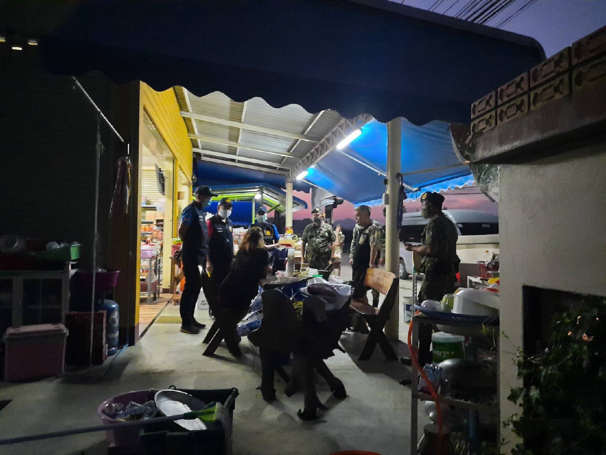 บุกจับร้านขายของชำฝ่าฝืนคำสั่งห้ามขายเหล้ากลางเมืองกาญจน์ บุกจับร้านขายของชำฝ่าฝืนคำสั่งห้ามขายเหล้ากลางเมืองกาญจน์
