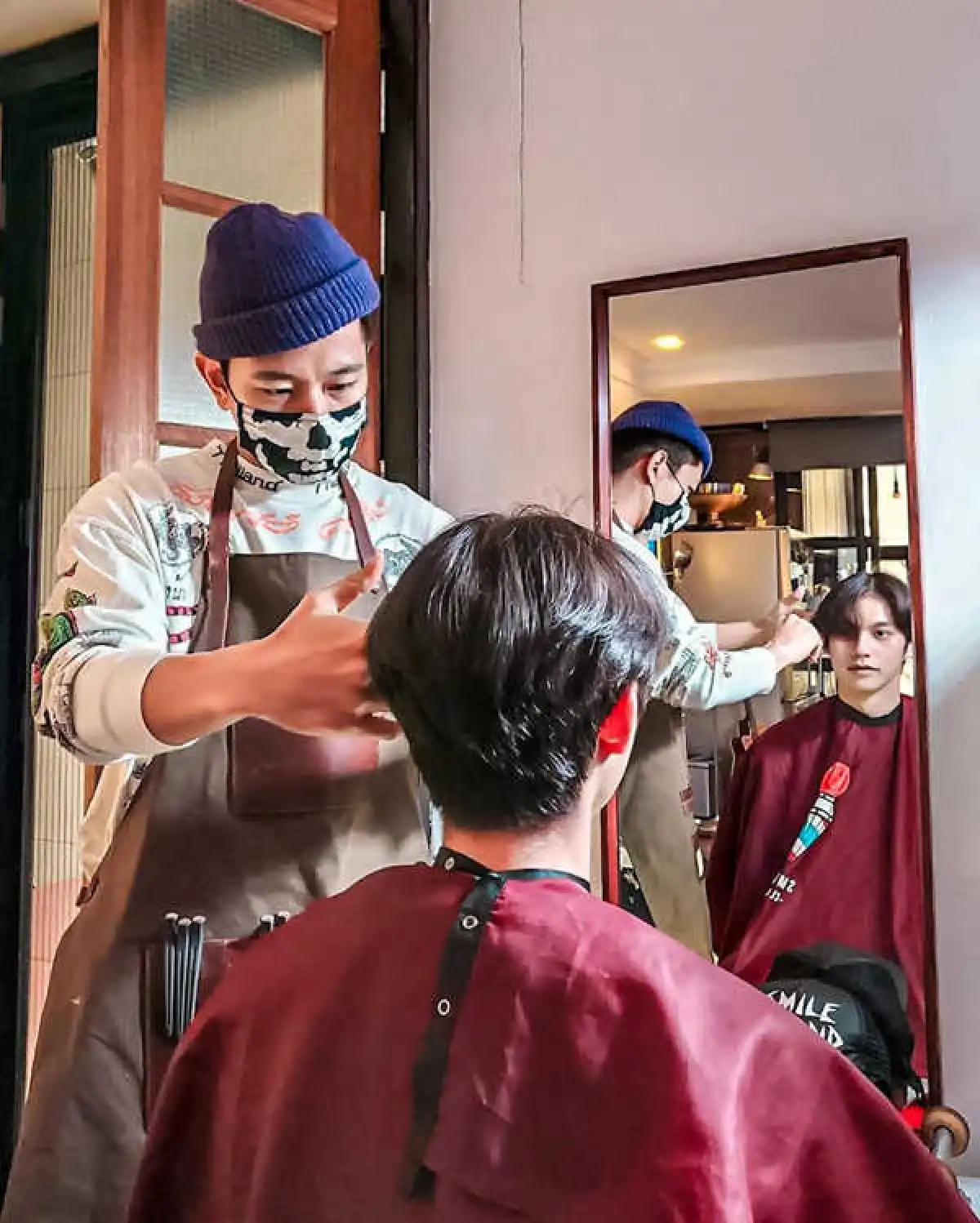 โทนี่ รากแก่น จับกรรไกรตัดผมให้ ไบร์ท วชิรวิชญ์ ค่าตอบแทนจ่ายเป็นแรงงาน