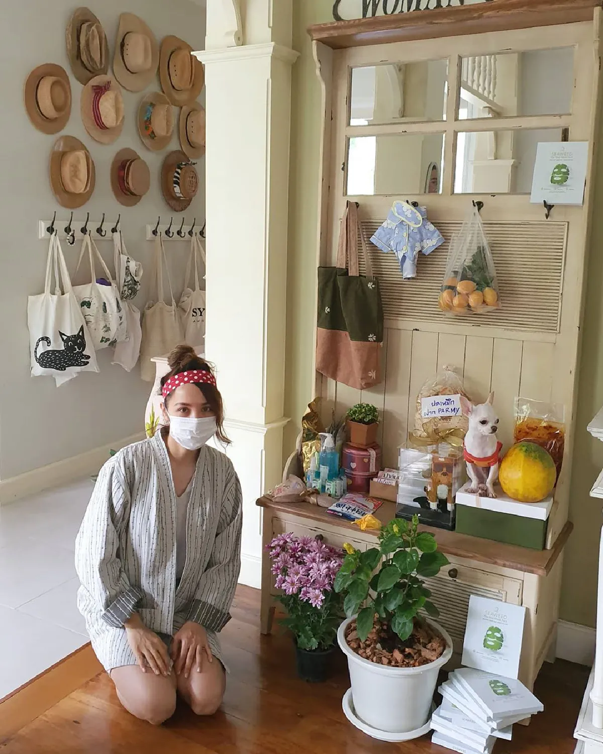 กิจกรรมกักตัวของ ปาล์มมี่ เก็บมังคุดในสวนที่บ้านในกรุงเทพฯออกผลเยอะน่าชื่นใจ 