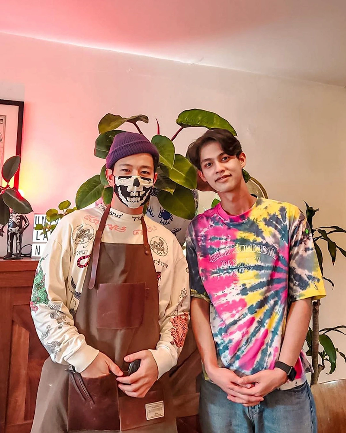 โทนี่ รากแก่น จับกรรไกรตัดผมให้ ไบร์ท วชิรวิชญ์ ค่าตอบแทนจ่ายเป็นแรงงาน