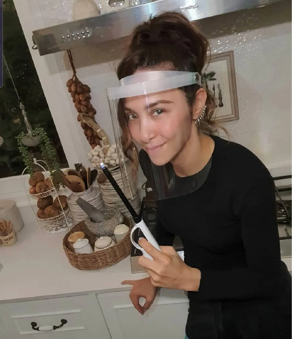 กิจกรรมกักตัวของ ปาล์มมี่ เก็บมังคุดในสวนที่บ้านในกรุงเทพฯออกผลเยอะน่าชื่นใจ 