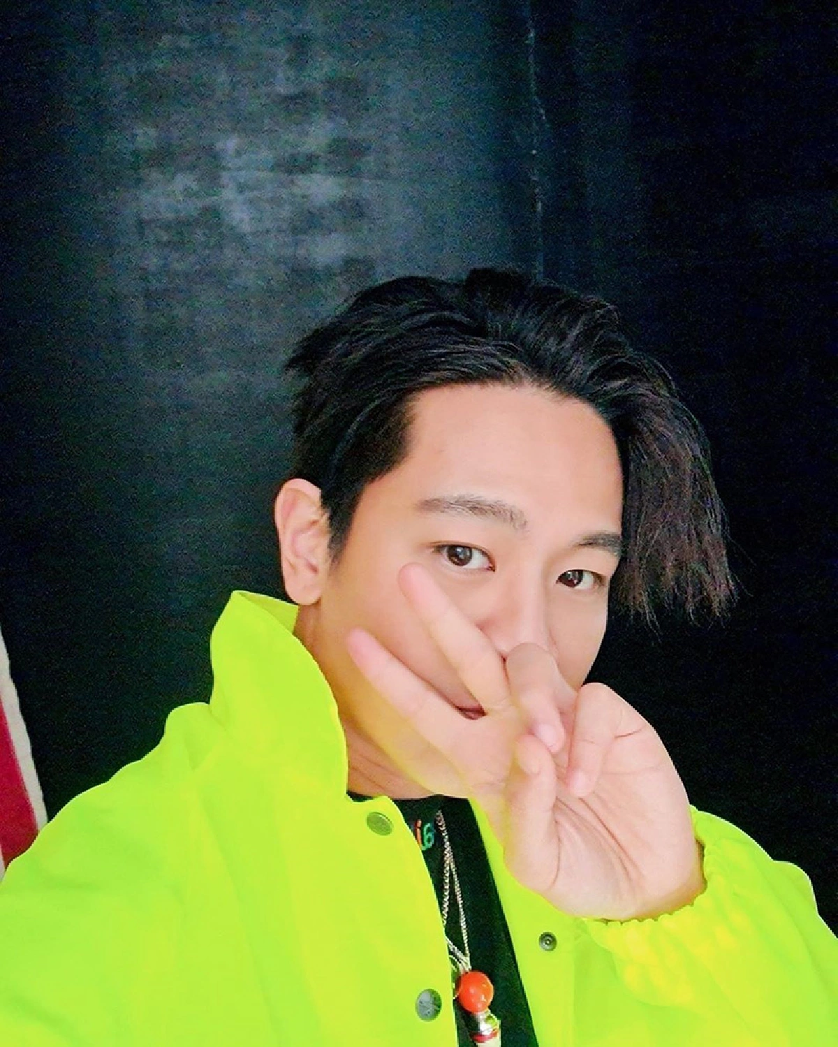 โทนี่ รากแก่น จับกรรไกรตัดผมให้ ไบร์ท วชิรวิชญ์ ค่าตอบแทนจ่ายเป็นแรงงาน