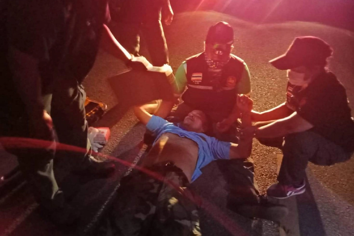 ผู้ใหญ่บ้านโดดขวางจยย.แหกด่านโควิดถูกชนเจ็บขาหัก