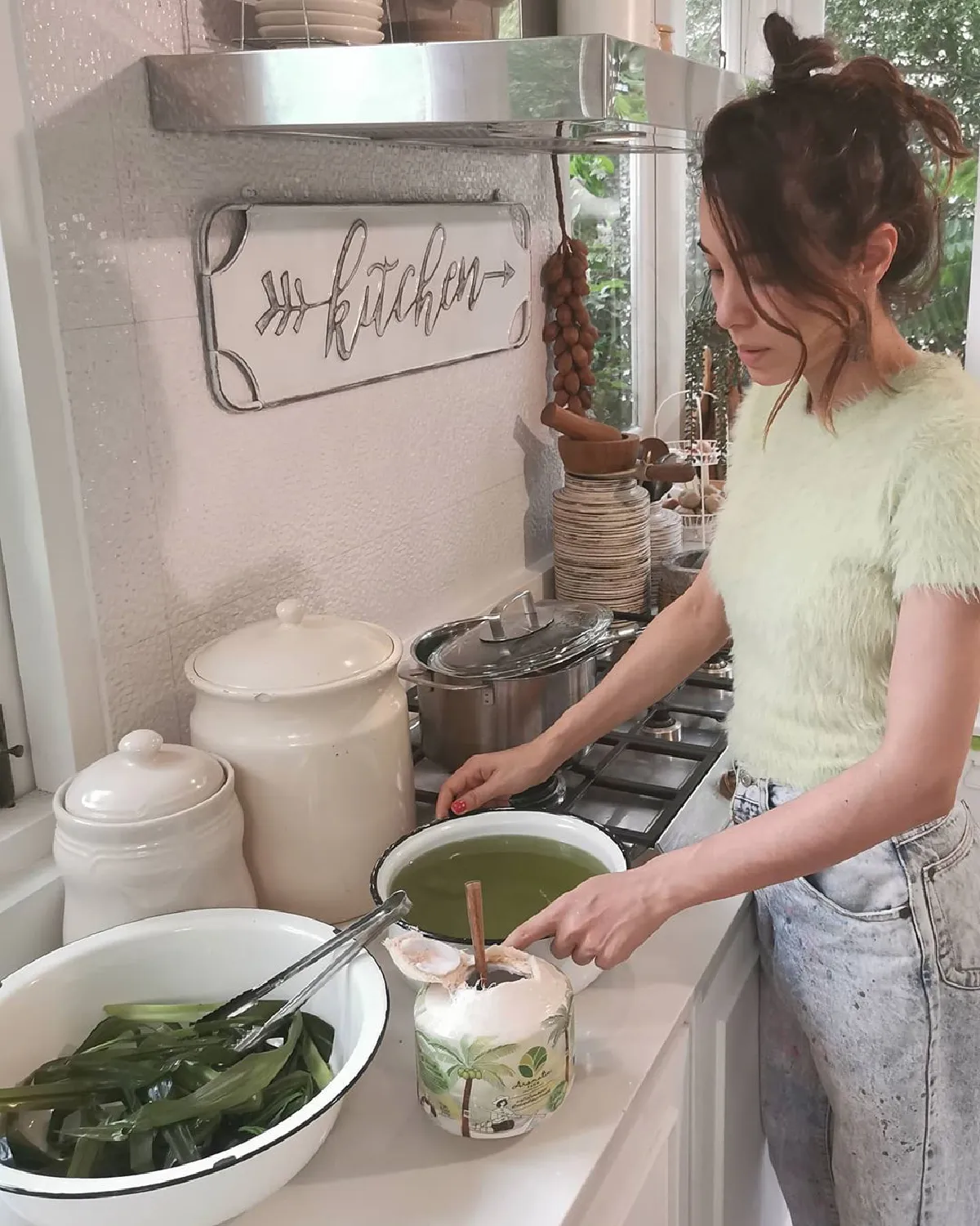 กิจกรรมกักตัวของ ปาล์มมี่ เก็บมังคุดในสวนที่บ้านในกรุงเทพฯออกผลเยอะน่าชื่นใจ 