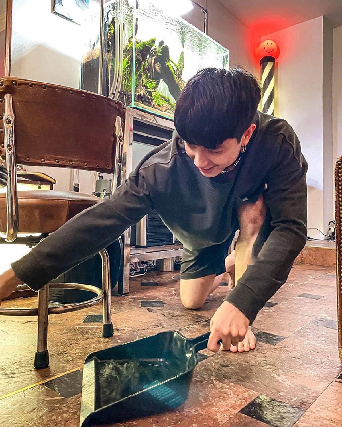 โทนี่ รากแก่น จับกรรไกรตัดผมให้ ไบร์ท วชิรวิชญ์ ค่าตอบแทนจ่ายเป็นแรงงาน