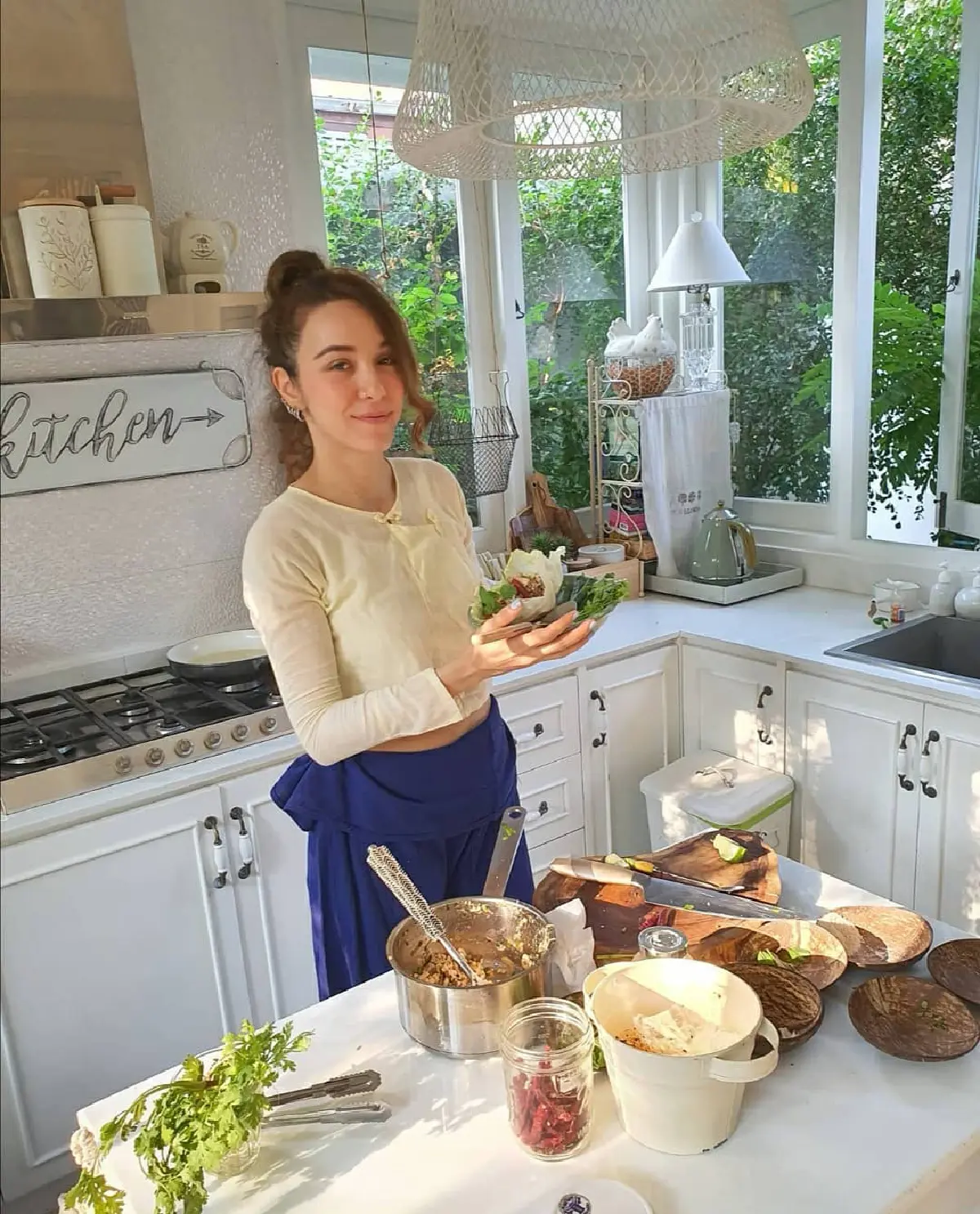 กิจกรรมกักตัวของ ปาล์มมี่ เก็บมังคุดในสวนที่บ้านในกรุงเทพฯออกผลเยอะน่าชื่นใจ 