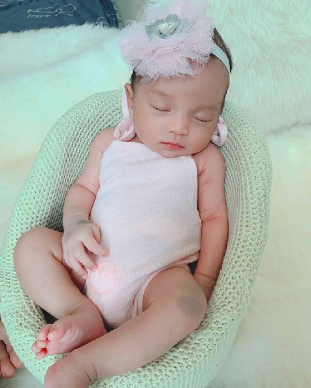 ฉายแววแต่เด็ก "น้องลลิน" จิ้มลิ้มน่ารัก ให้คุณแม่ "เนย โชติกา" ถ่ายภาพให้