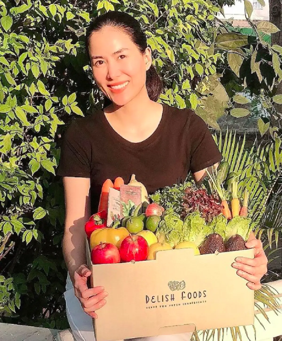 "เชอรี่ เข็มอัปสร" กับชีวิตเรียบง่าย ปลูกผักสวนครัวรอบบ้านสีเขียวสดชื่น