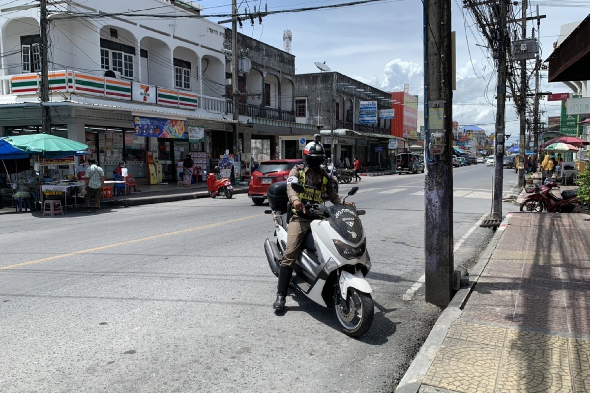 ดาบตำรวจเกาะฝากระโปรงรถหลังถูกพุ่งชนกลับมาทำงานปกติเจ็บเล็กน้อย