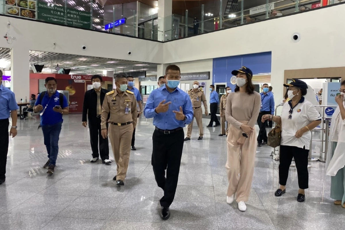 แพนเค้ก นำนักศึกษา พสบ.ทร.รุ่น15มอบเจลแอลกอฮอล์สนามบินอู่ตะเภาสู้ภัยโควิด-19