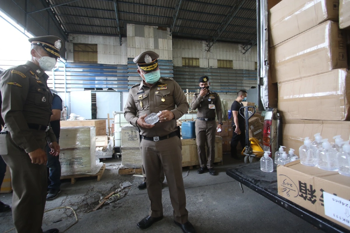 เจ้าหน้าที่สนธิกำลังบุกจับโกดังลอบผลิตเจลล้างมือ กักตุนเครื่องมือแพทย์-หน้ากากอนามัย