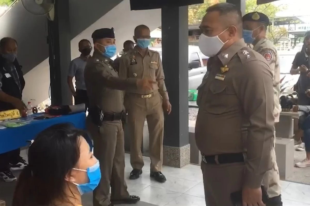 จนท.จับลูกสาวอ้างพ่อเป็นตำรวจค้ายาไอซ์มูลค่า1ล้านบาท