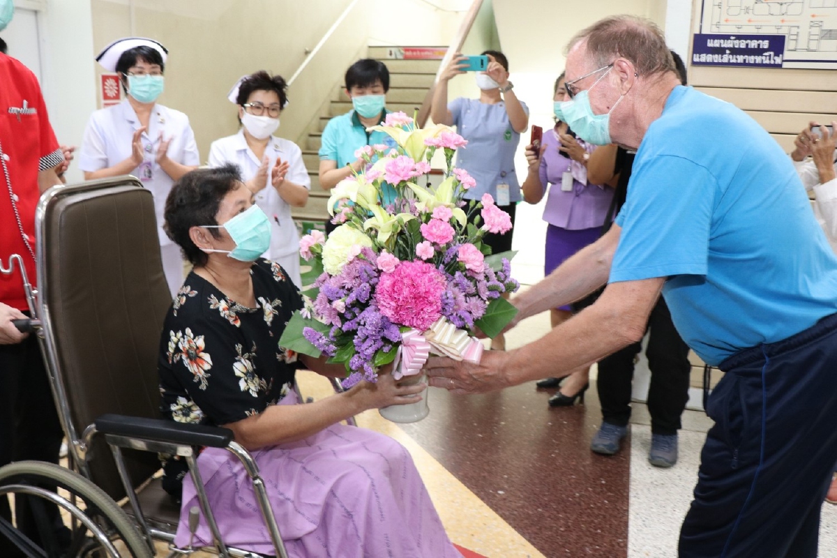 สามีฟินแลนด์รับภรรยาคนไทยผู้ป่วยโควิด-19รายสุดท้ายกาญจนบุรีกลับบ้าน สามีฟินแลนด์รับภรรยาคนไทยผู้ป่วยโควิด-19รายสุดท้ายกาญจนบุรีกลับบ้าน