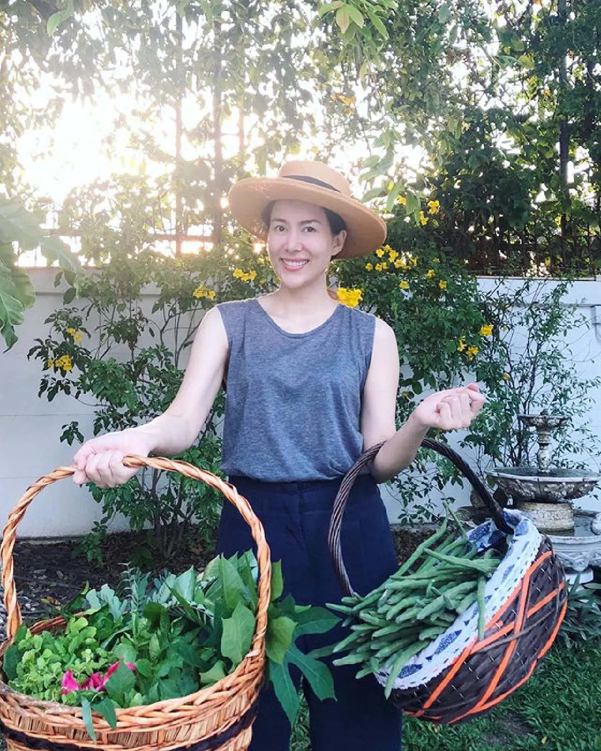 "เชอรี่ เข็มอัปสร" กับชีวิตเรียบง่าย ปลูกผักสวนครัวรอบบ้านสีเขียวสดชื่น