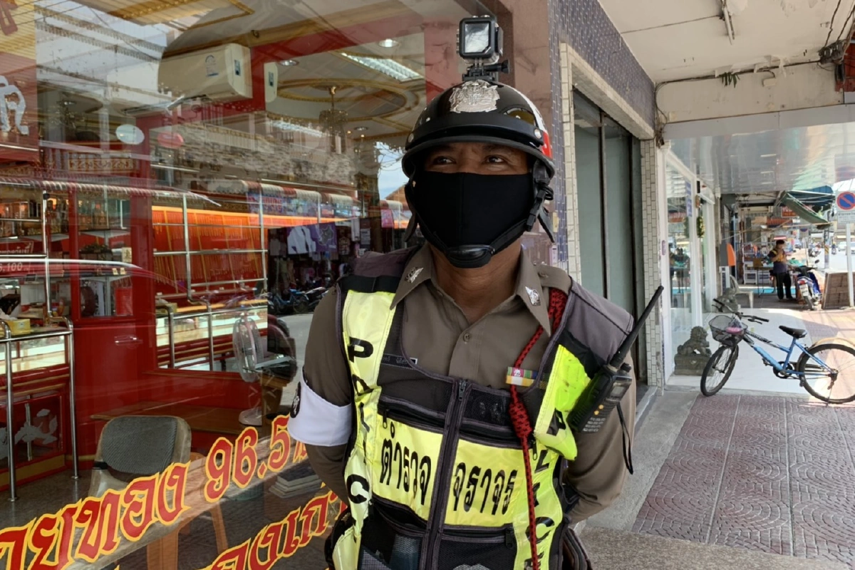 ดาบตำรวจเกาะฝากระโปรงรถหลังถูกพุ่งชนกลับมาทำงานปกติเจ็บเล็กน้อย