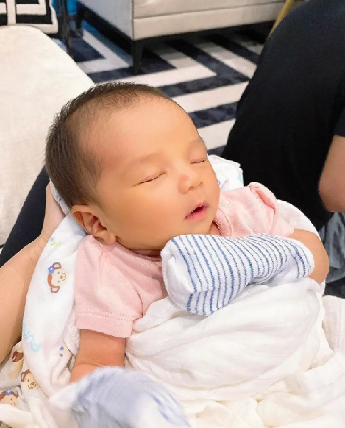 ฉายแววแต่เด็ก "น้องลลิน" จิ้มลิ้มน่ารัก ให้คุณแม่ "เนย โชติกา" ถ่ายภาพให้