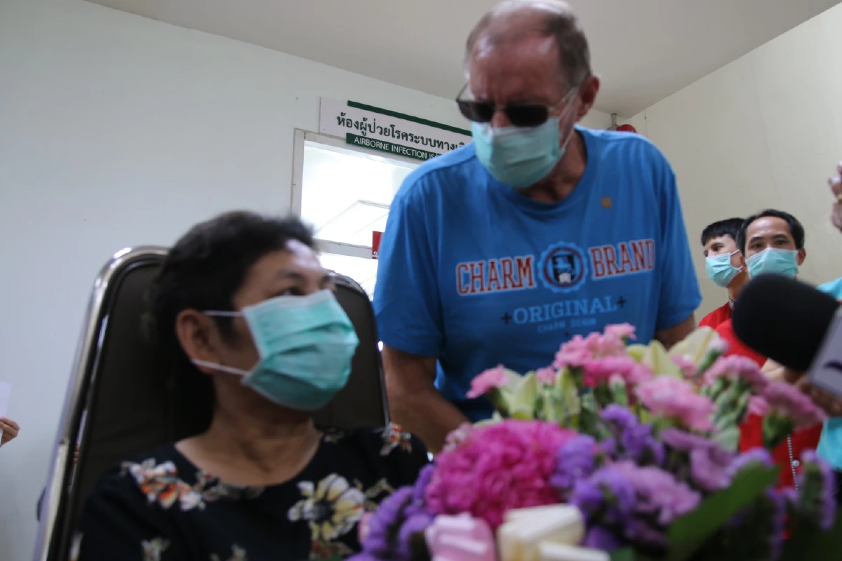 สามีฟินแลนด์รับภรรยาคนไทยผู้ป่วยโควิด-19รายสุดท้ายกาญจนบุรีกลับบ้าน