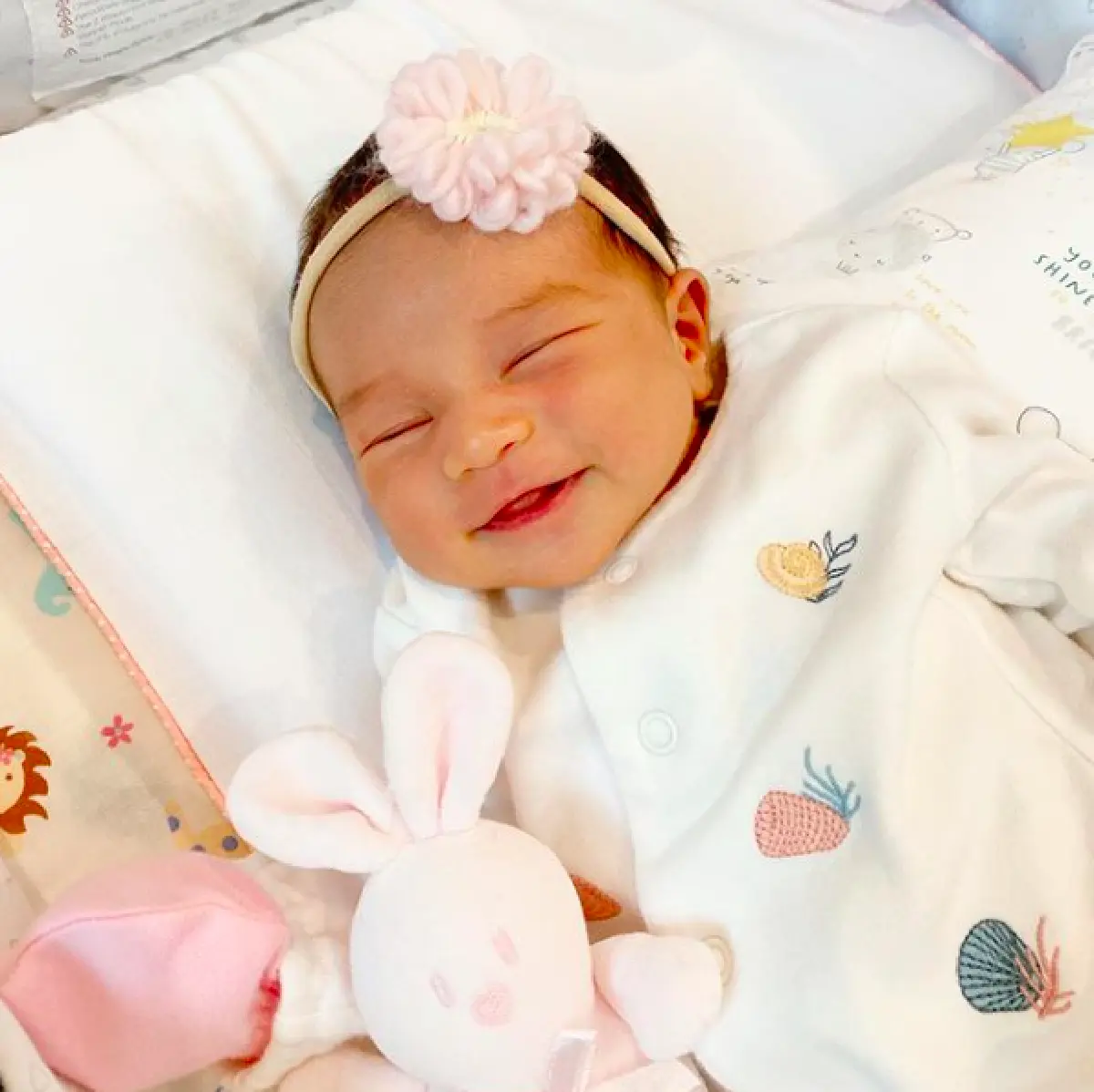 ฉายแววแต่เด็ก "น้องลลิน" จิ้มลิ้มน่ารัก ให้คุณแม่ "เนย โชติกา" ถ่ายภาพให้