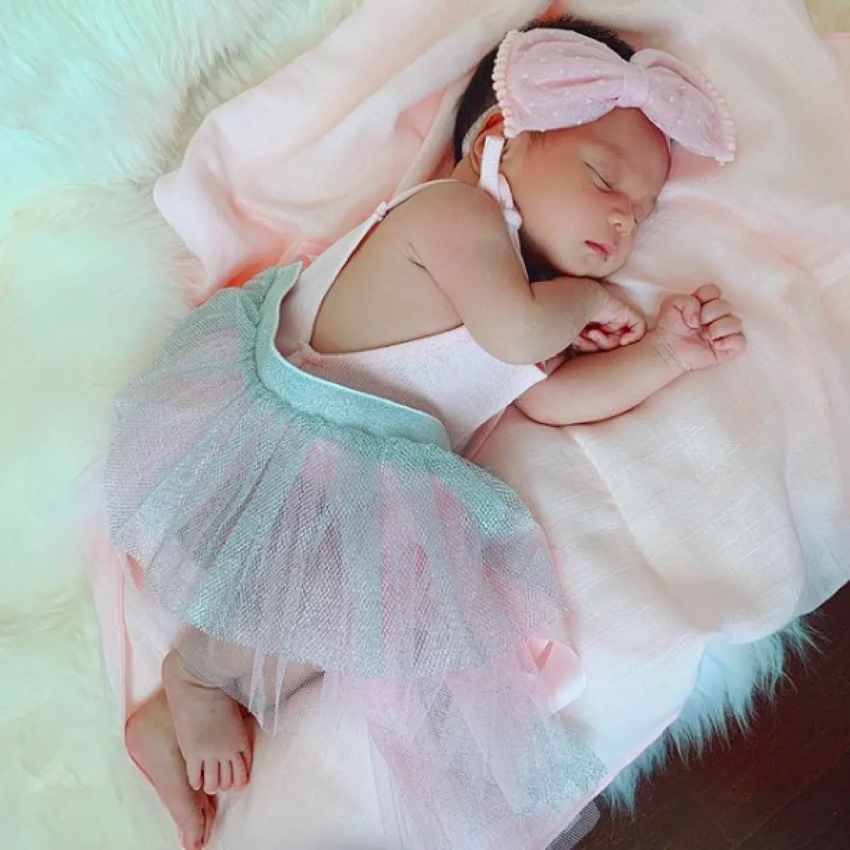 ฉายแววแต่เด็ก "น้องลลิน" จิ้มลิ้มน่ารัก ให้คุณแม่ "เนย โชติกา" ถ่ายภาพให้