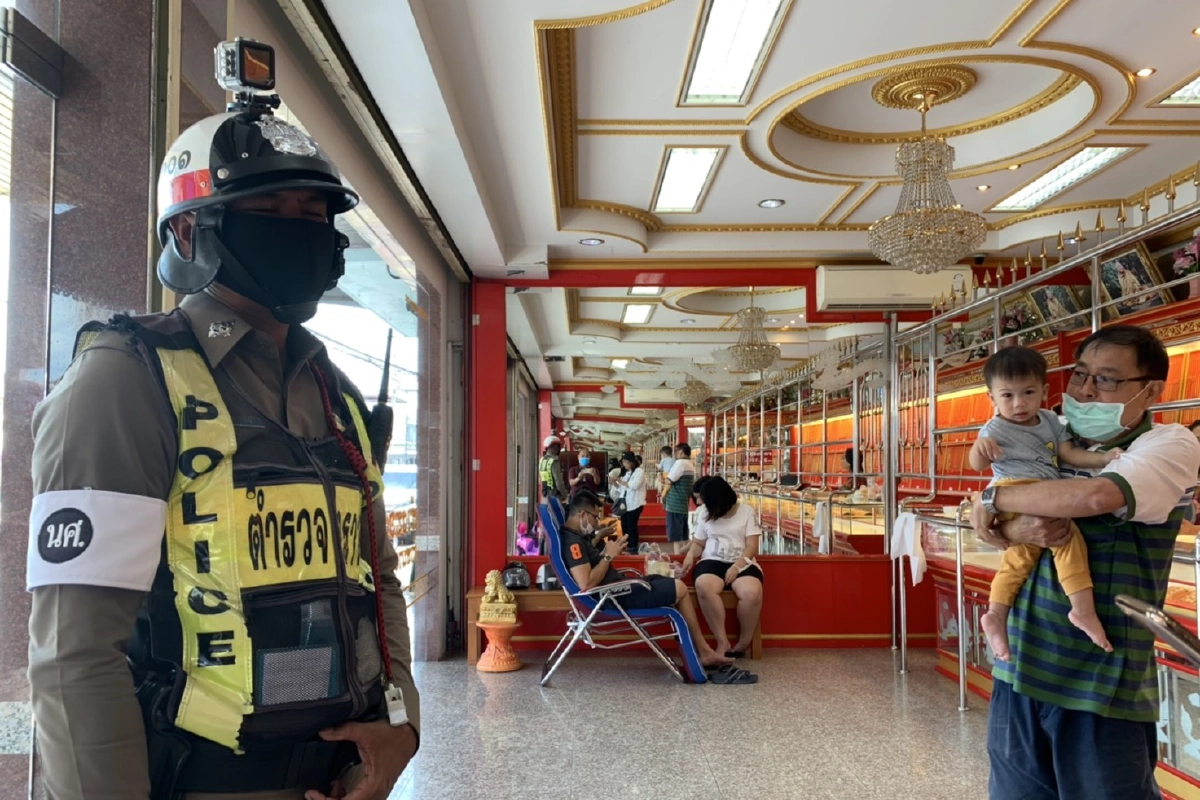 ดาบตำรวจเกาะฝากระโปรงรถหลังถูกพุ่งชนกลับมาทำงานปกติเจ็บเล็กน้อย