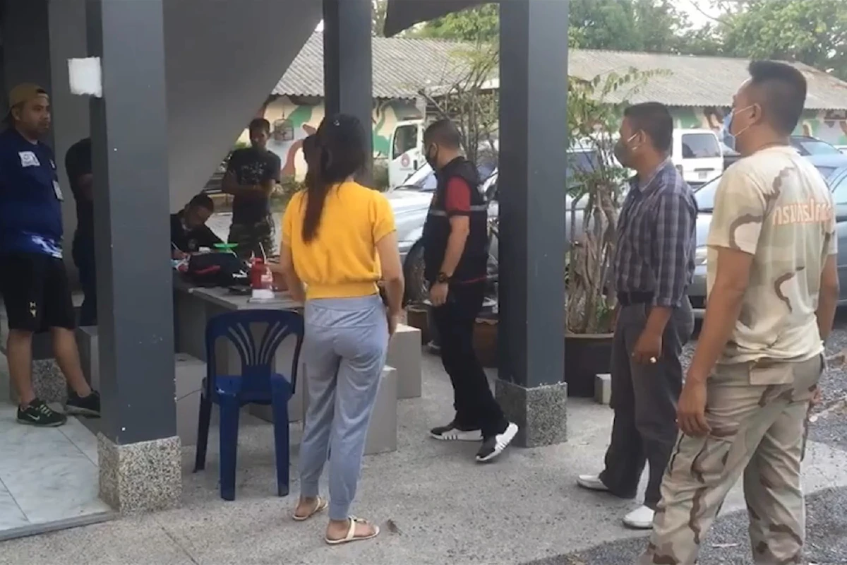 จนท.จับลูกสาวอ้างพ่อเป็นตำรวจค้ายาไอซ์มูลค่า1ล้านบาท